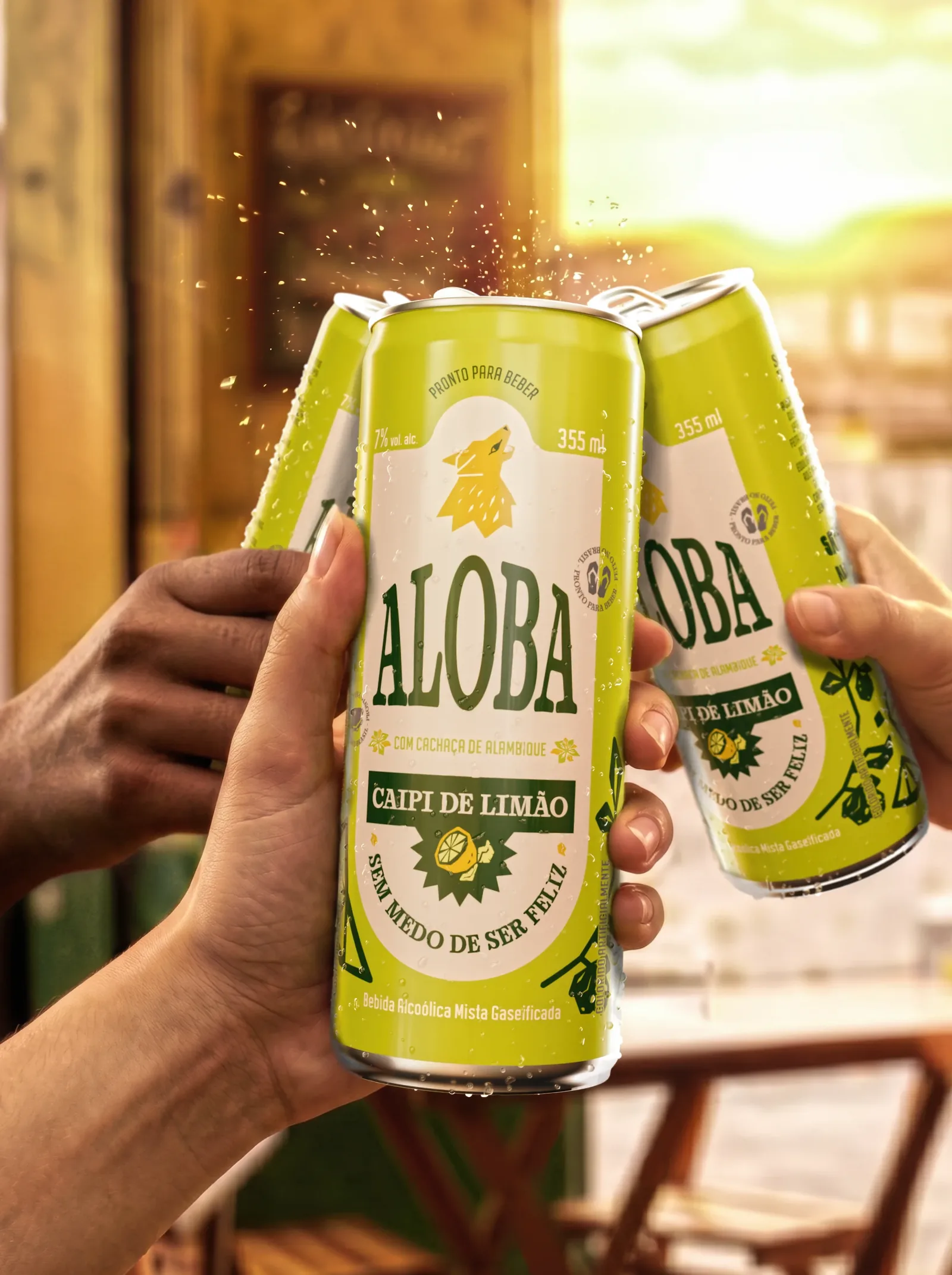 Três latas de ALOBA num brinde