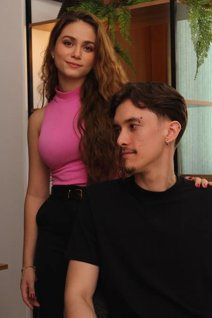 O casal de designers do Estúdio Ravelar